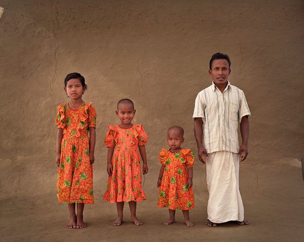 Tagar, 30, with his three daughters: Asa, Diti, Prya by Kurt Hoerbst, 2009 © Kurt Hoerbst